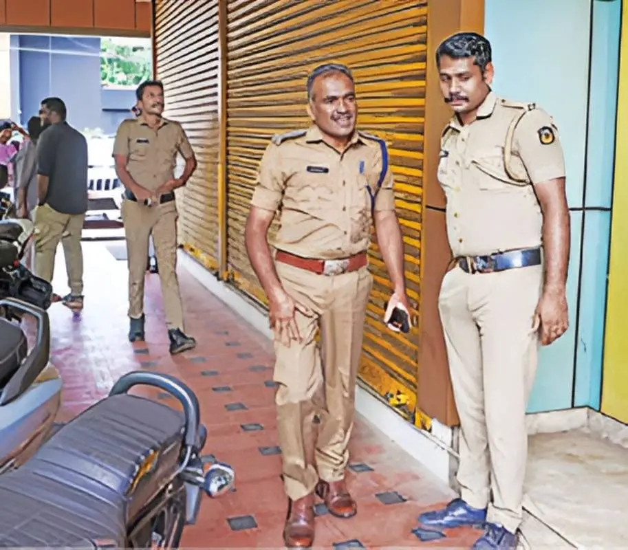 ലോഡ്ജിൽ പോലീസ് പരിശോധന നടത്തുന്നു