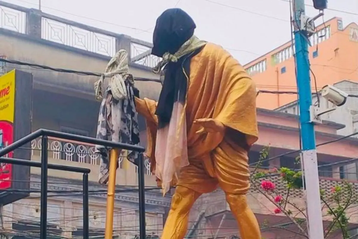 Black cloth wrapped around the face and hands of the Mahatma Gandhi statue at Station Bazar crossing in West Bengal's Katwa. (Photo: X)