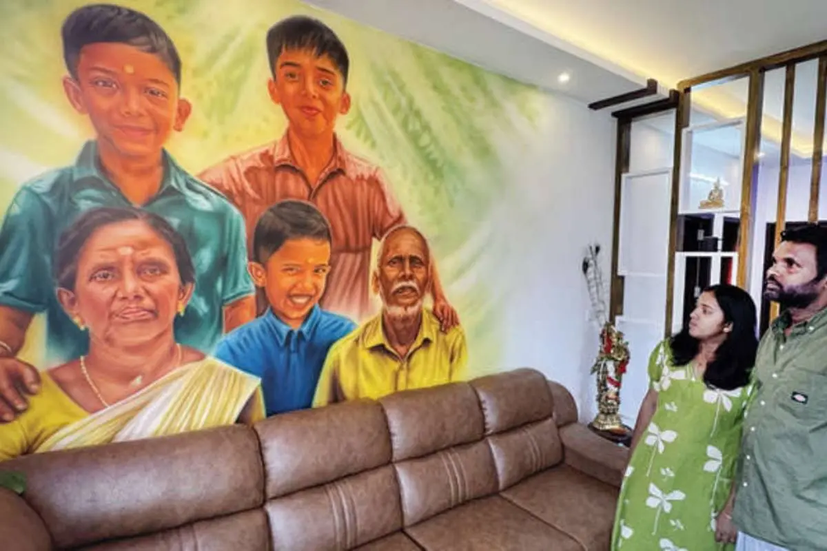 ടൗൺഷിപ്പിലെ വീട്ടിലെ ചുമരിൽ വരച്ച മക്കളുടെ ചിത്രത്തിനുമുൻപിൽ അനീഷും സയനയും |ഫോട്ടോ: ഷമീർ മച്ചിങ്ങൽ