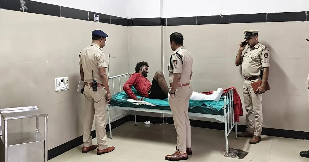 വെടിവെച്ച് വീഴ്ത്തിയ പ്രതിയെ പോലീസ് ആശുപത്രിയില് പ്രവേശിപ്പിച്ചപ്പോള്