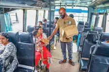 മന്ത്രിയുടെ ഉപദേശം കേട്ടു, ടിക്കറ്റ് മെഷിനല്ല കൈയിൽ പലഹാര പെട്ടി; ബസിൽ അച്ചപ്പം വിറ്റ് കണ്ടക്ടർ