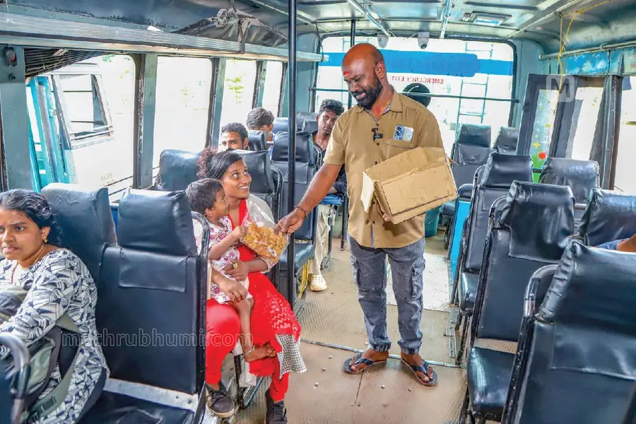 മന്ത്രിയുടെ ഉപദേശം കേട്ടു, ടിക്കറ്റ് മെഷിനല്ല കൈയിൽ പലഹാര പെട്ടി; ബസിൽ അച്ചപ്പം വിറ്റ് കണ്ടക്ടർ