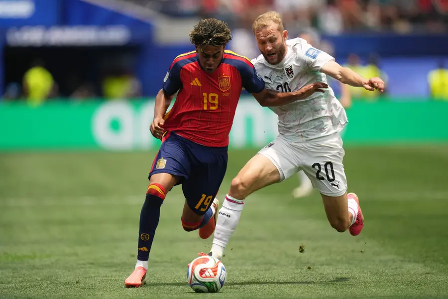 Spain's Lamine Yamal, left, and Austria's Konrad Laimer
