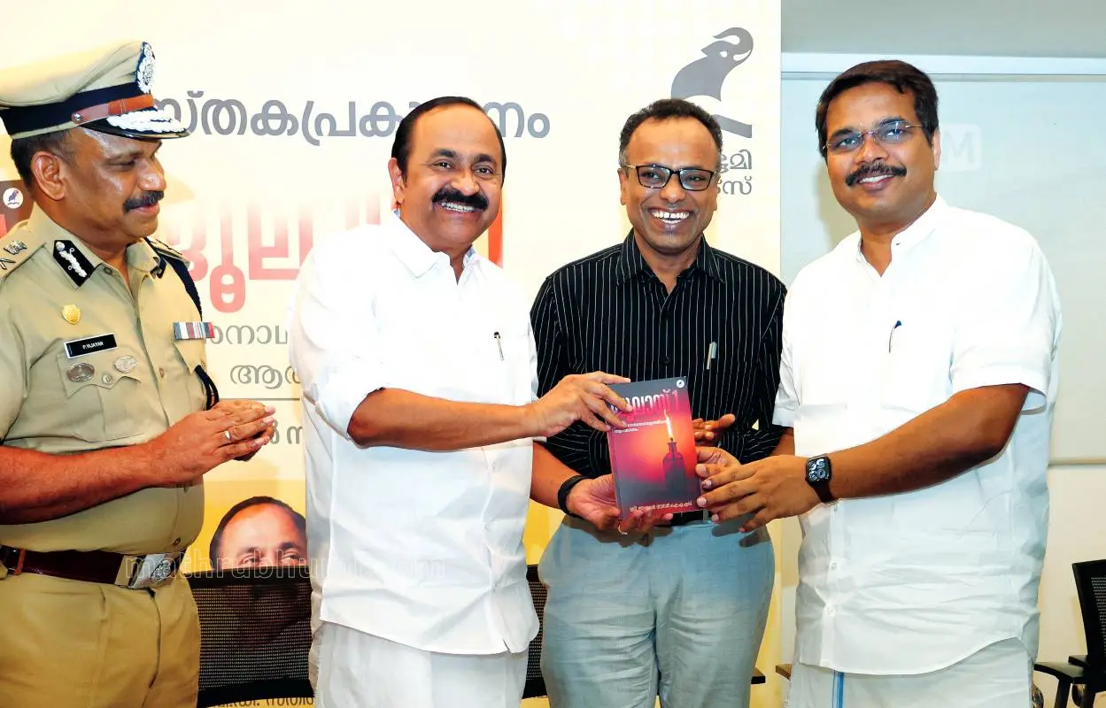 ബി. അബ്ദുൾ നാസർ ഐ.എ.എസ്. എഴുതി മാതൃഭൂമി ബുക്സ് പ്രസിദ്ധീകരിച്ച 'ജൂലായ് 1-ഒരു അനാഥബാല്യത്തിന്റെ ആത്മഗതം' എന്ന പുസ്തകം മുഖ്യമന്ത്രി വി.ഡി. സതീശൻ മന്ത്രി വി.ഇ. അബ്ദുൾ ഗഫൂറിന് നൽകി പ്രകാശനം ചെയ്യുന്നു. എ.ഡി.ജി.പി. പി. വിജയൻ സമീപം.