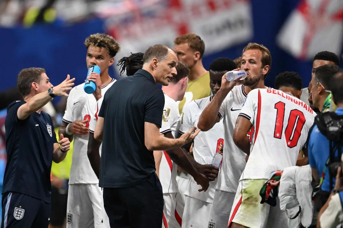 File: England's German head coach Thomas Tuchel with England's midfielder #10 Jude Bellingham and England's forward #09 Harry Kane | Photo: AFP