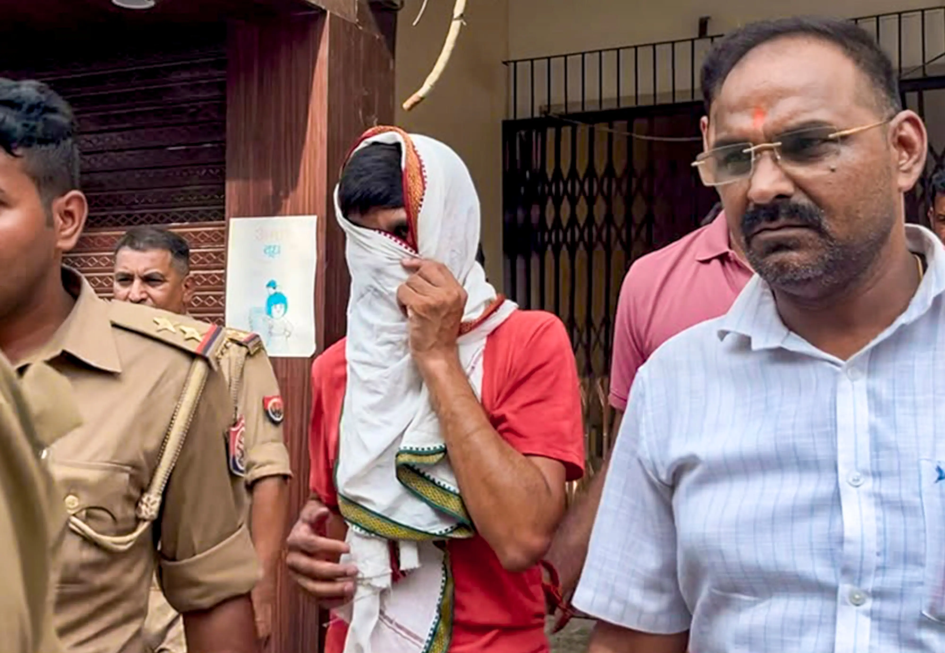 കേസിലെ പ്രതി അവിനാഷ് ശുക്ലയെ, അന്വേഷണത്തിന്റെ ഭാഗമായി പോലീസ് അയോധ്യയിലേക്ക് കൊണ്ടുവരുന്നു |ഫോട്ടോ:PTI