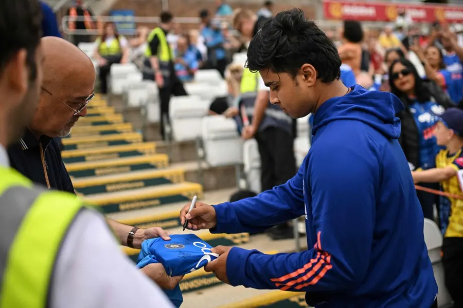 Challenge of grooming sporting prodigies: A 15-year-old negotiating uncertainties of adolescence