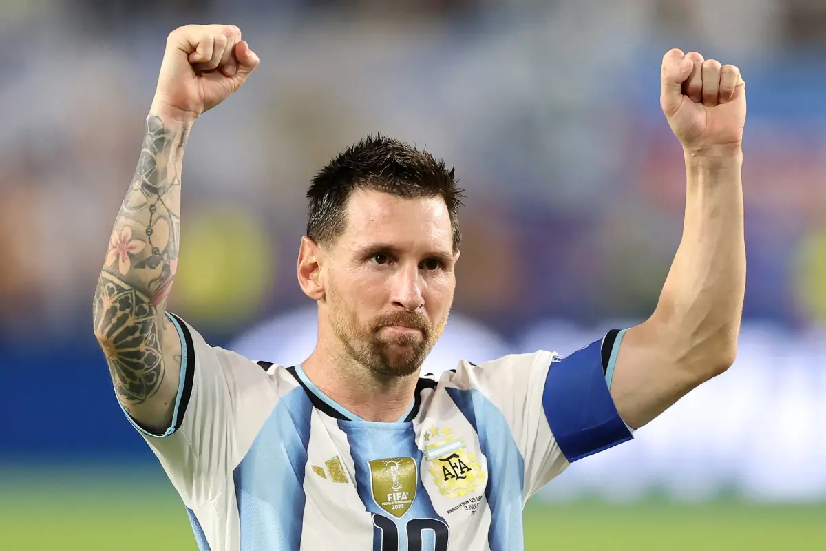 Lionel Messi #10 of Argentina applauds fans after the 3-2 win during the FIFA World Cup 2026 Round of 32 match between Argentina and Cabo Verde | Photo: Getty Images via AFP
