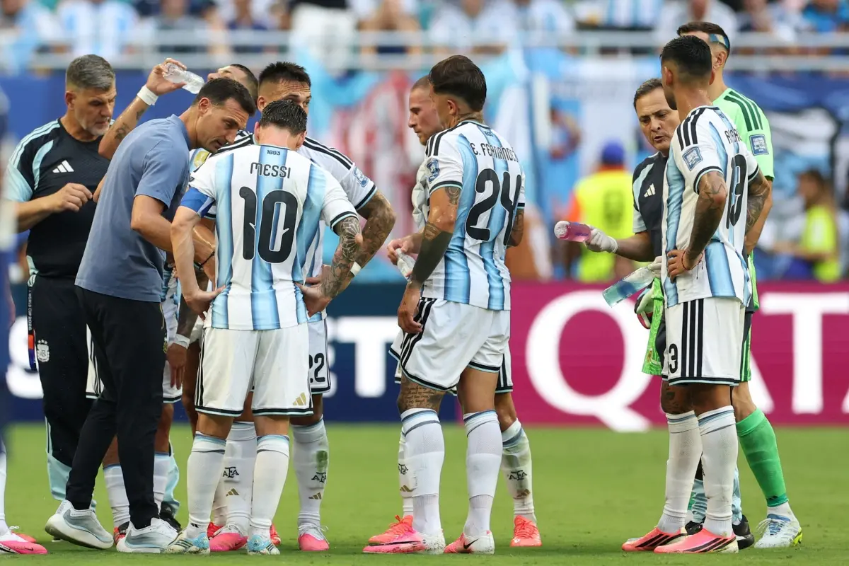 Argentina's head coach Lionel Scaloni gives instructions to his players during the 2026 World Cup round of 32 football match between Argentina and Cape Verde | Photo: AFP