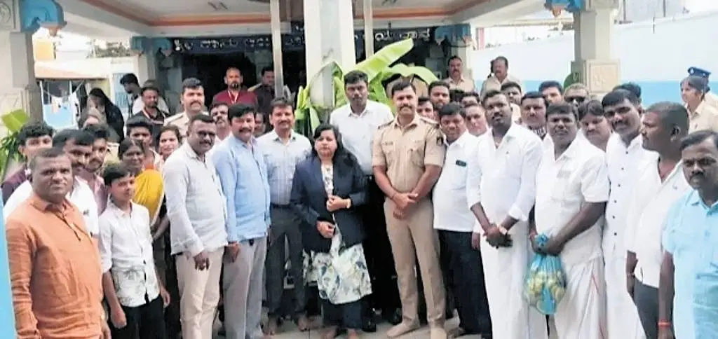 ചിക്കമഗളൂരുവിലെ ആഞ്ജനേയക്ഷേത്രത്തിൽ ദർശനംനടത്തിയ ദളിത് നേതാക്കൾ കടൂർ തഹസിൽദാർ സി.എസ്. പൂർണിമയോടൊപ്പം