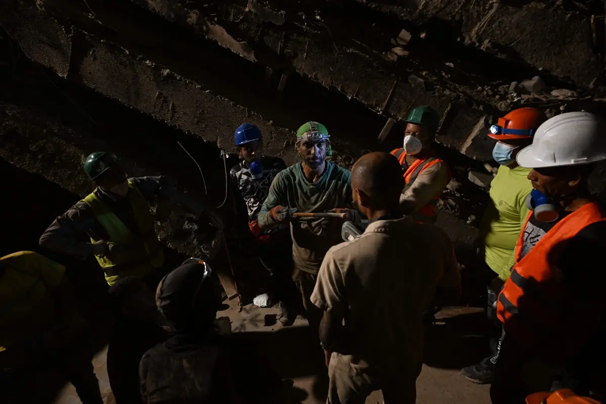Rescuers and volunteers work amid the rubble of the OPPE buildings, a residential complex heavily damaged by the earthquakes, in Caraballeda, La Guaira state, Venezuela | Photo: AFP