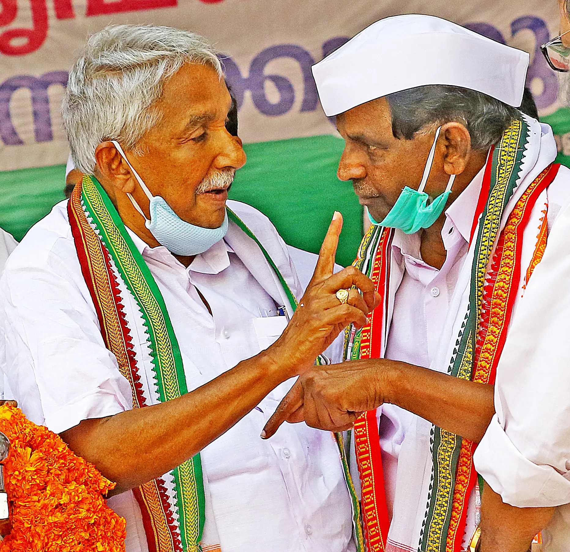 മുൻ മുഖ്യമന്ത്രി ഉമ്മൻ ചാണ്ടിയും തിരുവഞ്ചൂർ രാധാകൃഷ്ണനും (ഫയൽ ചിത്രം) | Photo: മാതൃഭൂമി