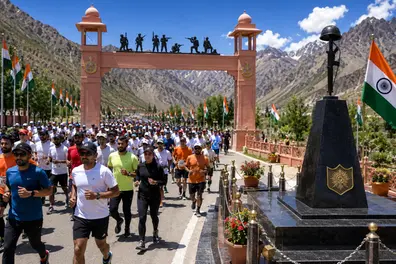 Sarhad Shauryathon 2026: Over 3000 runners honour Kargil heroes at Drass War Memorial