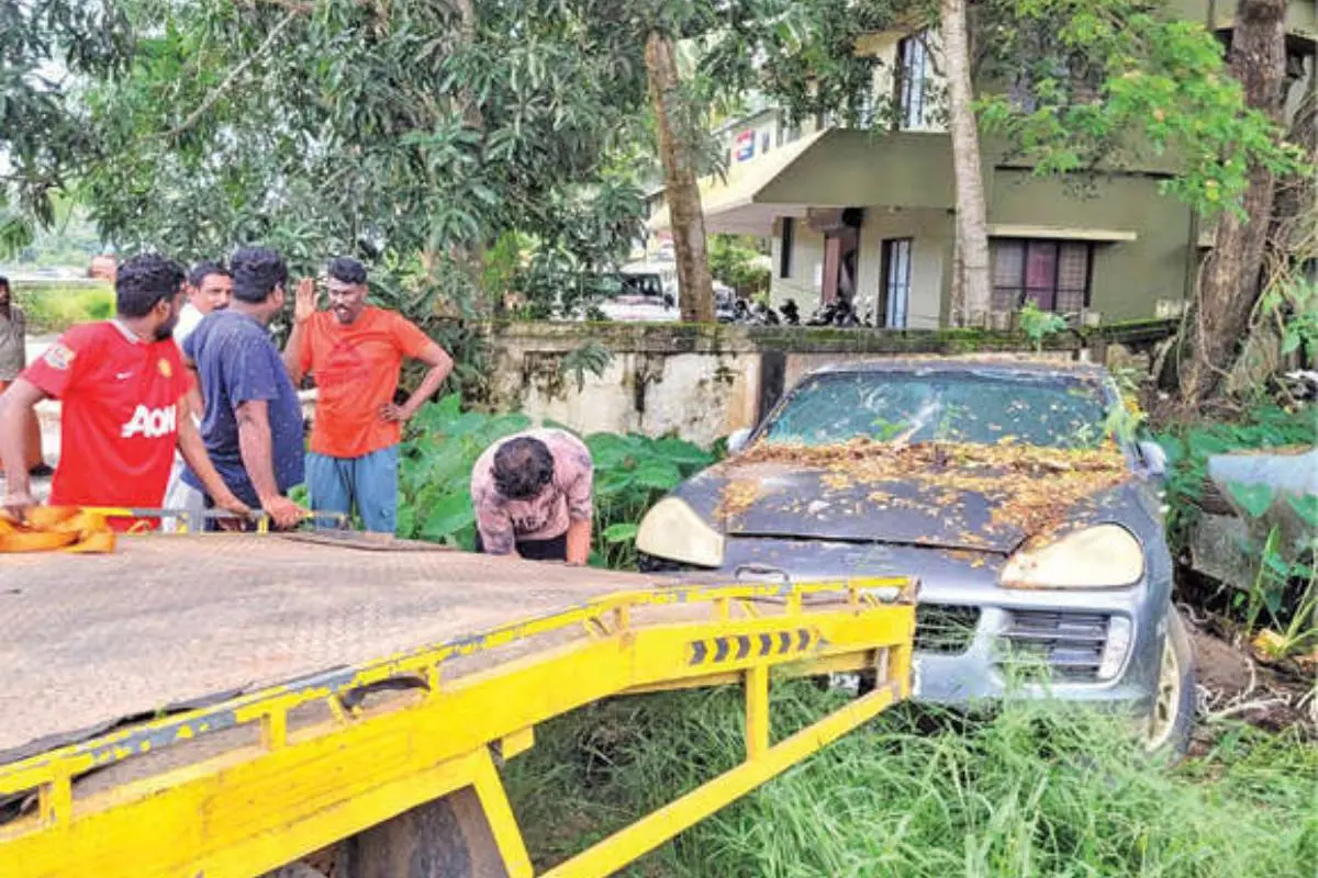 മോൻസൺ മാവുങ്കലുമായി ബന്ധപ്പെട്ട കേസിലെ ആഡംബരക്കാറുകൾ ചേർത്തല സ്റ്റേഷനിൽനിന്നു നീക്കുന്നു
