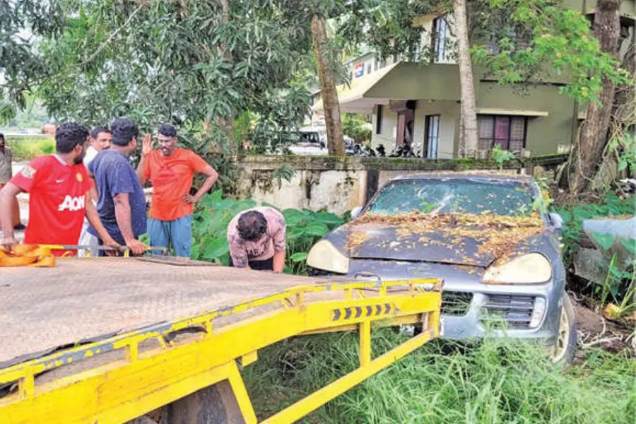 കരീന കപുറിന്റെ പോർഷെ മുതൽ ബെൻസ് വരെ; മോൻസന്റെ ആഡംബര കാറുകൾ ഒടുവിൽ ആക്രിവിലയ്ക്ക് വിറ്റു!