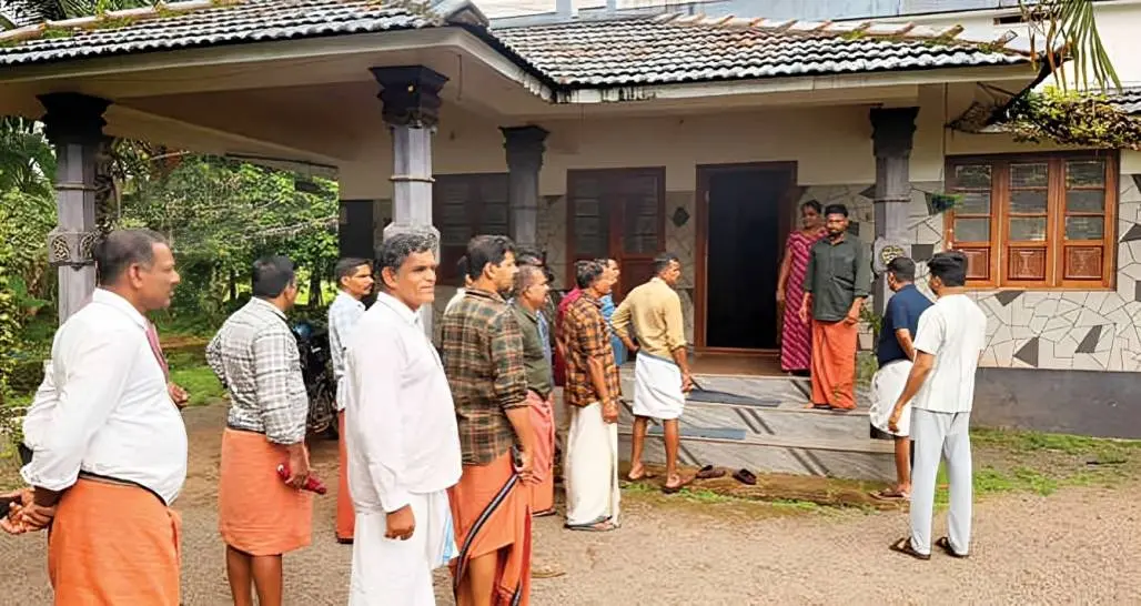 • വെളിച്ചംതോട്ട് കിണറുകളിൽ ഓയിലിന്റെയും ഗ്രീസിന്റെയും സാന്നിധ്യം കണ്ടതിനെ തുടർന്ന് ജനകീയ സമരസമിതി വീടുകളിൽ സ്ക്വാഡ് വർക്ക് നടത്തുന്നു