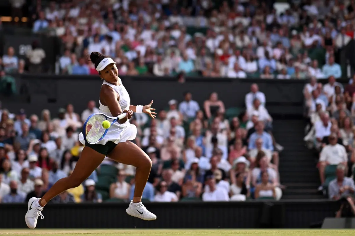Japan's Naomi Osaka returns to Belarus's Aryna Sabalenka | Photo: AFP
