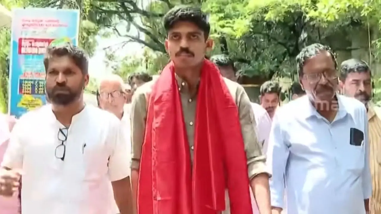 ജിതിൻ ഭാസ്കറുമായി നഗരത്തിൽ പ്രകടനം നടത്തുന്ന സിപിഎം പ്രവർത്തകർ
