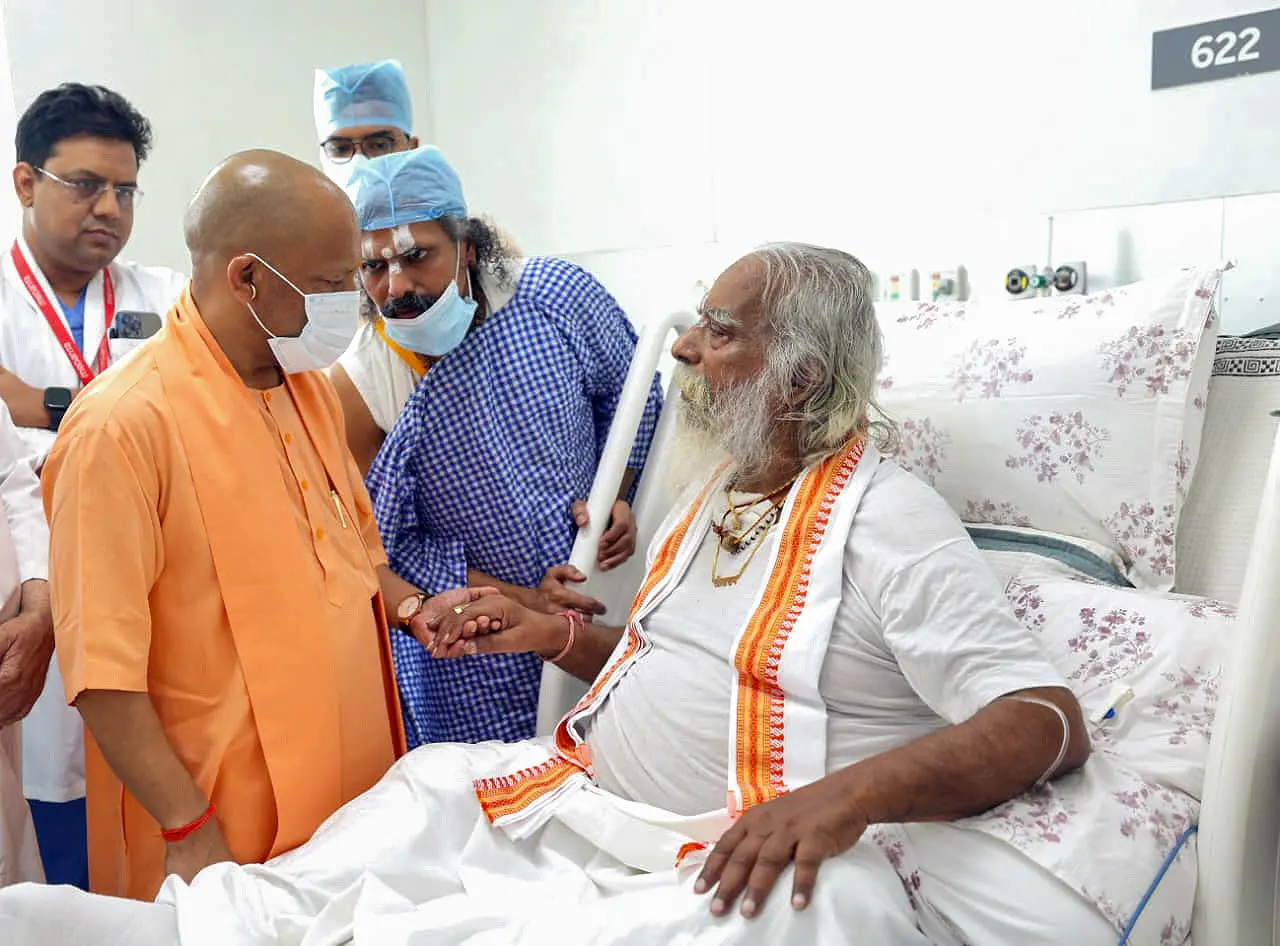ഉത്തർപ്രദേശ് മുഖ്യമന്ത്രി യോഗി ആദിത്യനാഥും ശ്രീരാമജന്മഭൂമി തീർത്ഥക്ഷേത്ര ട്രസ്റ്റ് അധ്യക്ഷൻ മഹന്ത് നൃത്യ ഗോപാല ദാസും | Photo: ANI