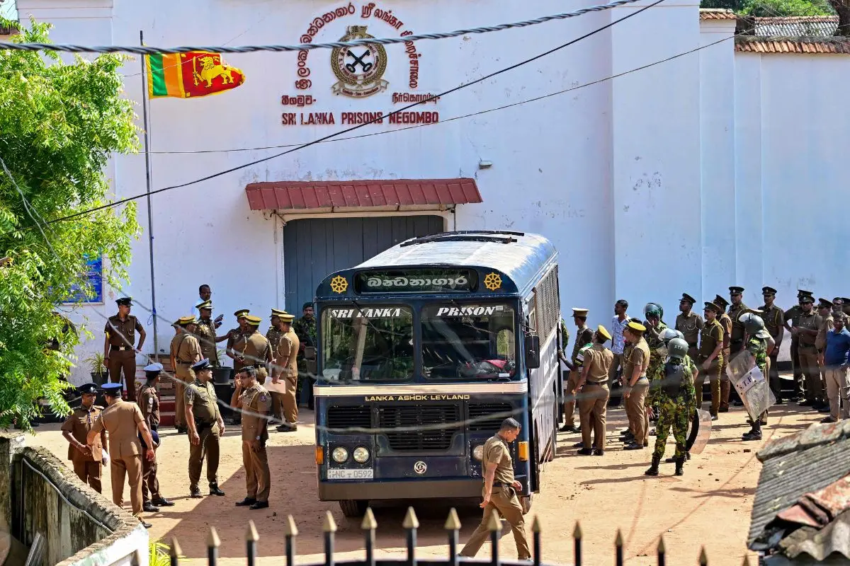 Security personnel escort prisoners to a bus at Negombo prison on the outskirts of Colombo on July 6, 2026, following overnight clashes between inmates of two drug gangs (Photo: AFP)