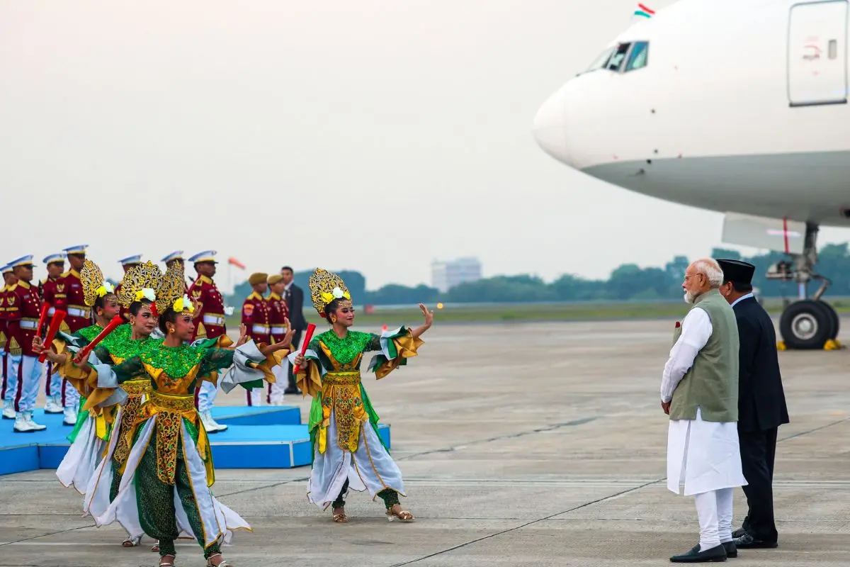 Prime Minister Narendra Modi and Indonesian President Prabowo Subianto witness a cultural performance as part of a ceremonial welcome at the airport in Jakarta on Monday. (Narendra Modi Photo Gallery/ANI Photo)
