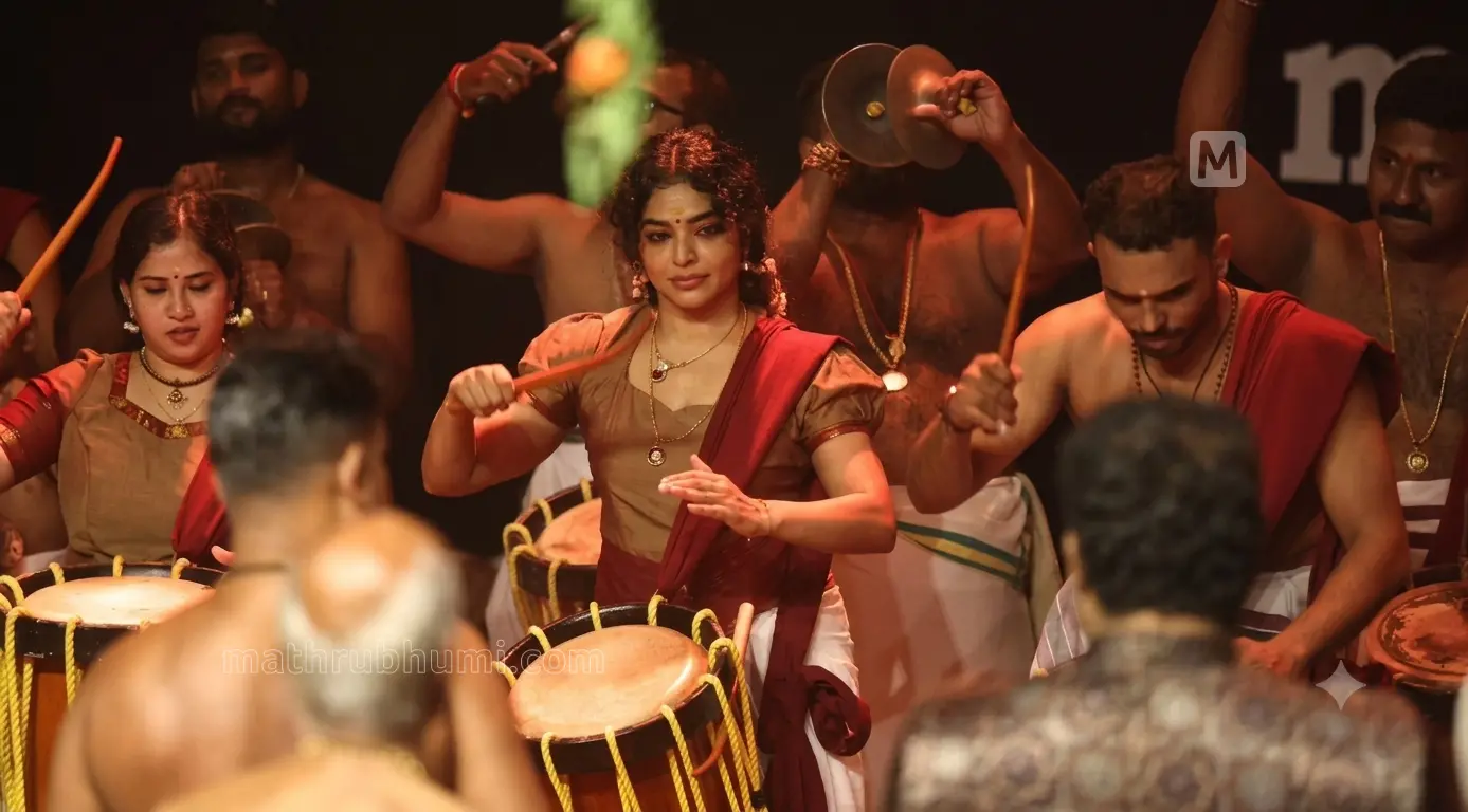 ചലച്ചിത്ര നടി റിമ കല്ലിങ്കലിന്റെയും സംഘത്തിന്റെയും പഞ്ചാരി മേളം അരങ്ങേറ്റം കേരള സംഗീത നാടക അക്കാദമി ബ്ലാക്ക് ബോക്സില് നടന്നപ്പോള് | ഫോട്ടോ: മനീഷ് ചേമഞ്ചേരി/ മാതൃഭൂമി