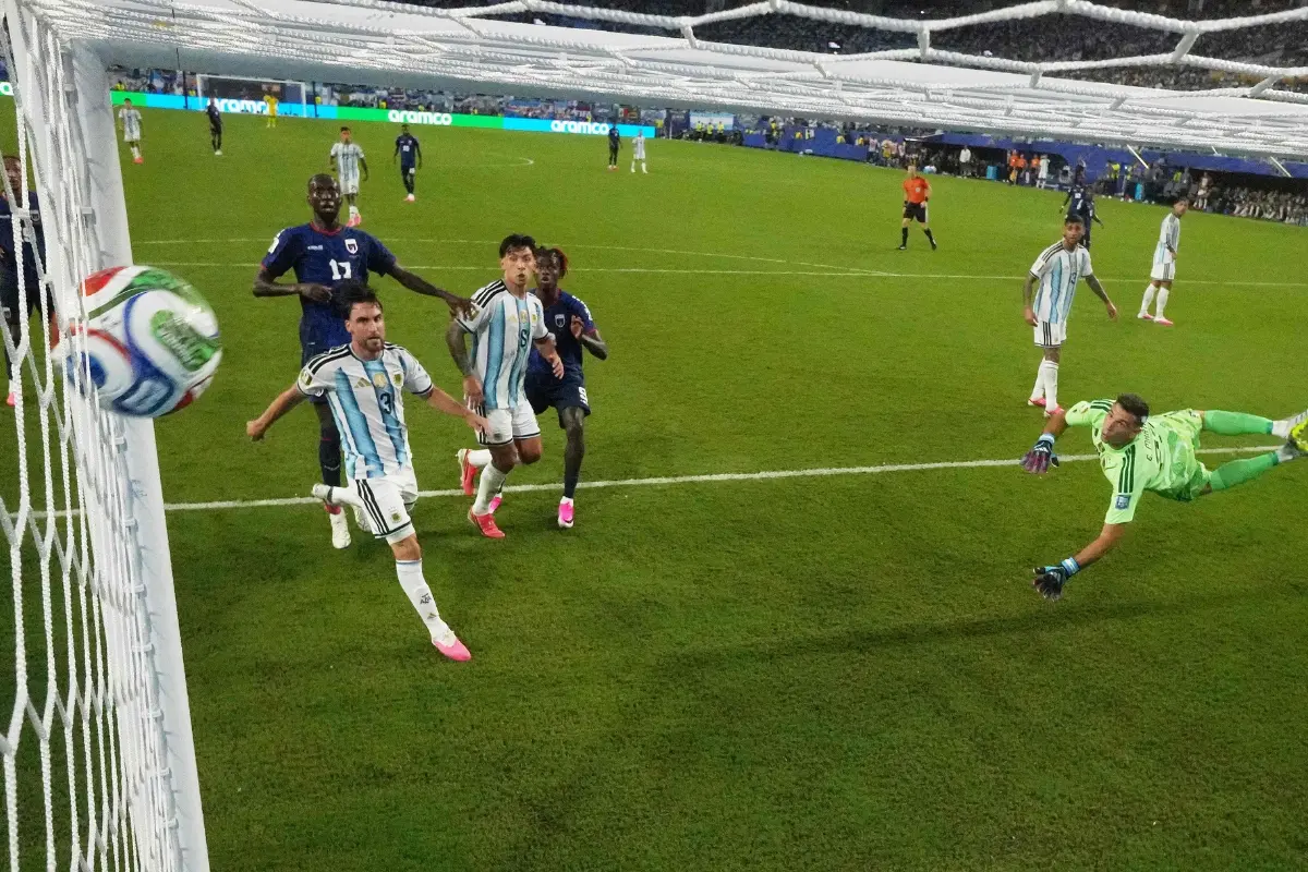Emiliano Martinez #23 of Argentina concedes 'Round of 32 Goal of the Tournament' to Sidny Lopes Cabral #13 of Cabo Verde during the FIFA World Cup 2026 Round of 32 match between Argentina and Cabo Verde at Miami Stadium on July 03, 2026 | Photo: Getty Images via AFP