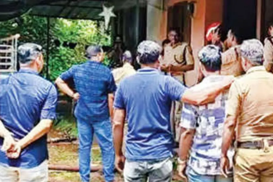 ഭാര്യയുമായി തർക്കം; ദേഹത്ത് പെട്രോളൊഴിച്ച് ഭർത്താവിന്റെ ഭീഷണി, മുറി പൂട്ടിയിരുന്നത് രണ്ടര മണിക്കൂർ