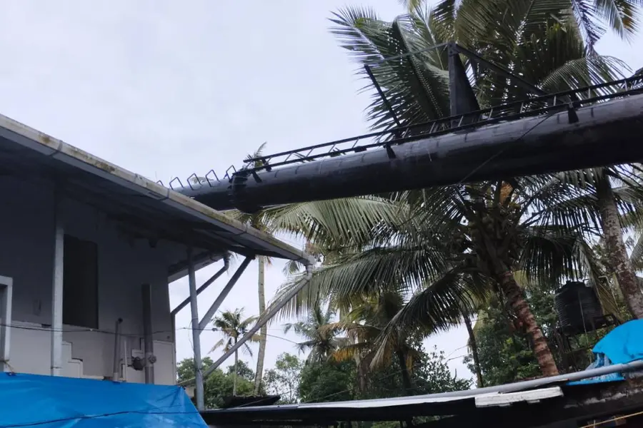 അരൂർ ശ്മശാനത്തിലെ പുകക്കുഴൽ വീടിന് മുകളിലേക്ക് തകർന്നു വീണു; വൻ അപകടം ഒഴിവായി