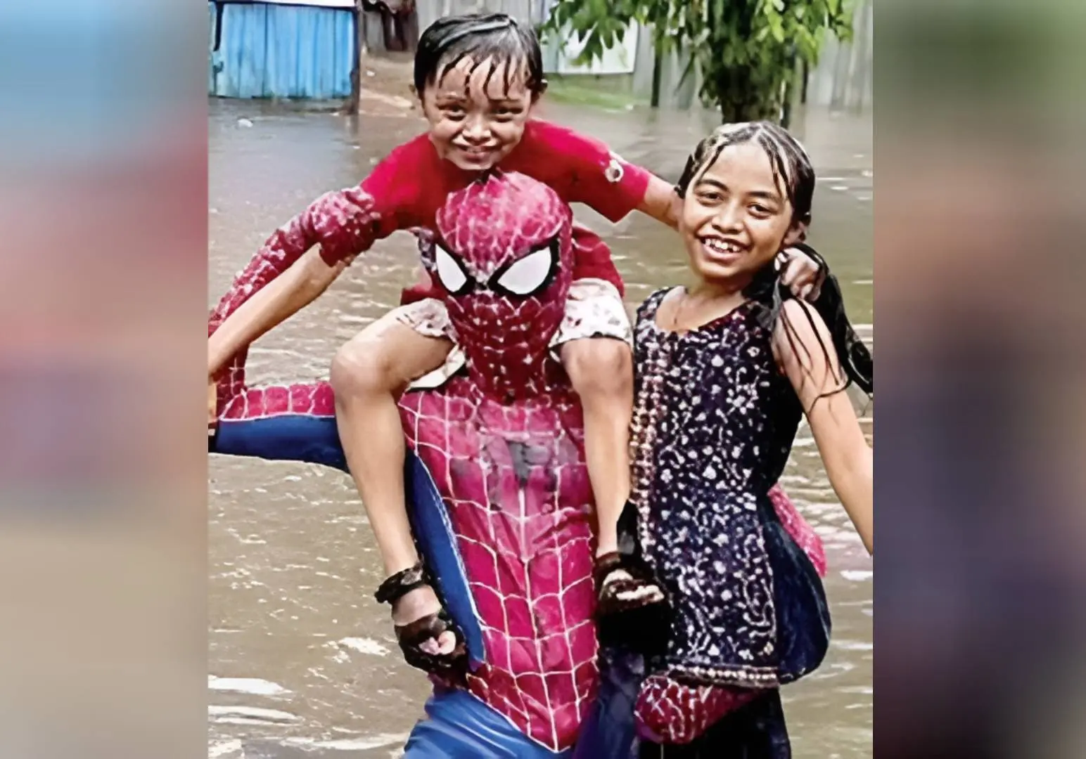 ഭിവണ്ഡിയിലെ വെള്ളക്കെട്ടുള്ള പ്രദേശത്ത് സ്പൈഡര്മാന്റെ വേഷം ധരിച്ച് ഷദാബ് മോമിന് രണ്ട് കുട്ടികളെ തോളിലേറ്റി റോഡ് മുറിച്ച് കടത്തുന്നു.