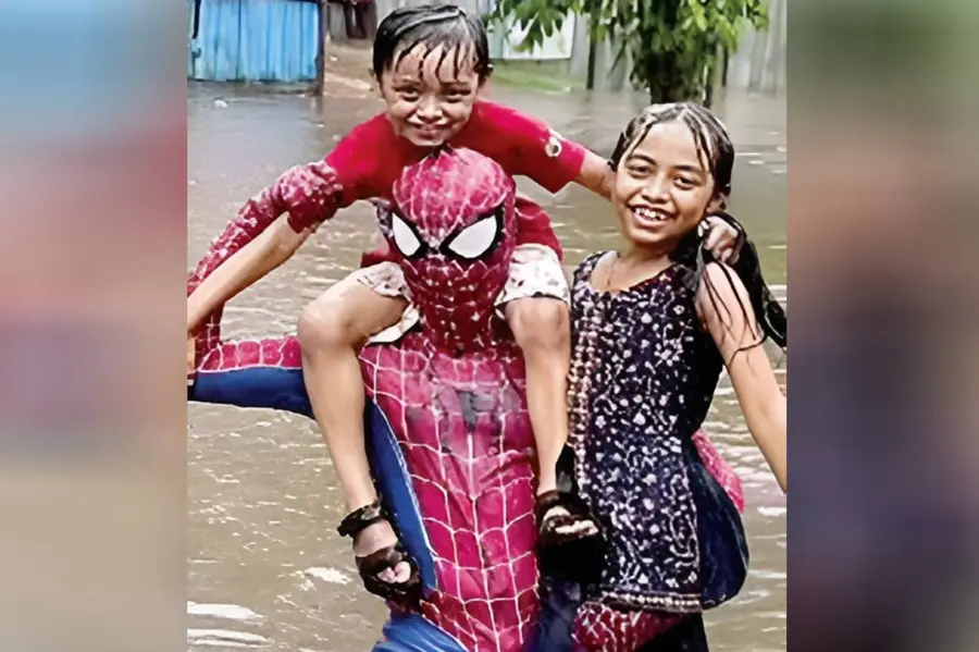 വെള്ളക്കെട്ടിൽ യാത്രക്കാർക്ക് സഹായിയായി ‘സ്പൈഡർമാൻ’