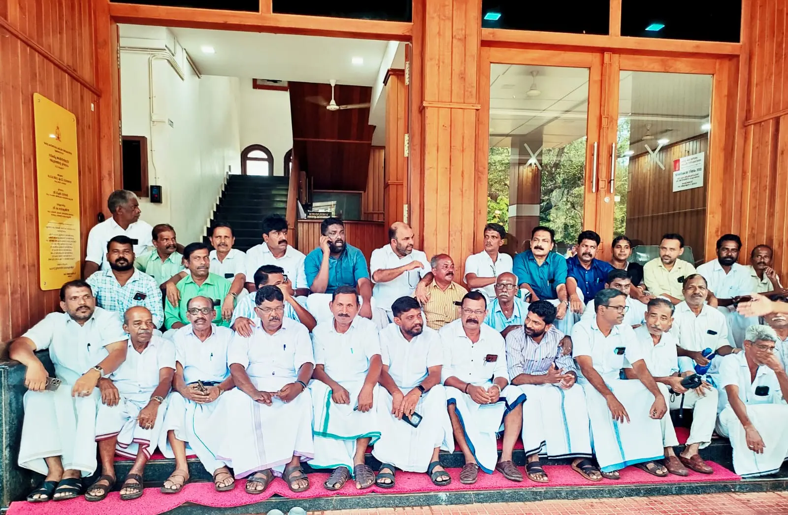 കേരള കലാമണ്ഡലത്തിനു ഓഫീസിനു മുന്നിൽ ഇൻ്റർവ്യ നടത്തരുതെന്ന് ആവശ്യപ്പെട്ട് കോൺഗ്രസ്സ് പ്രവർത്തകർ കുത്തിയിരിക്കുന്നു