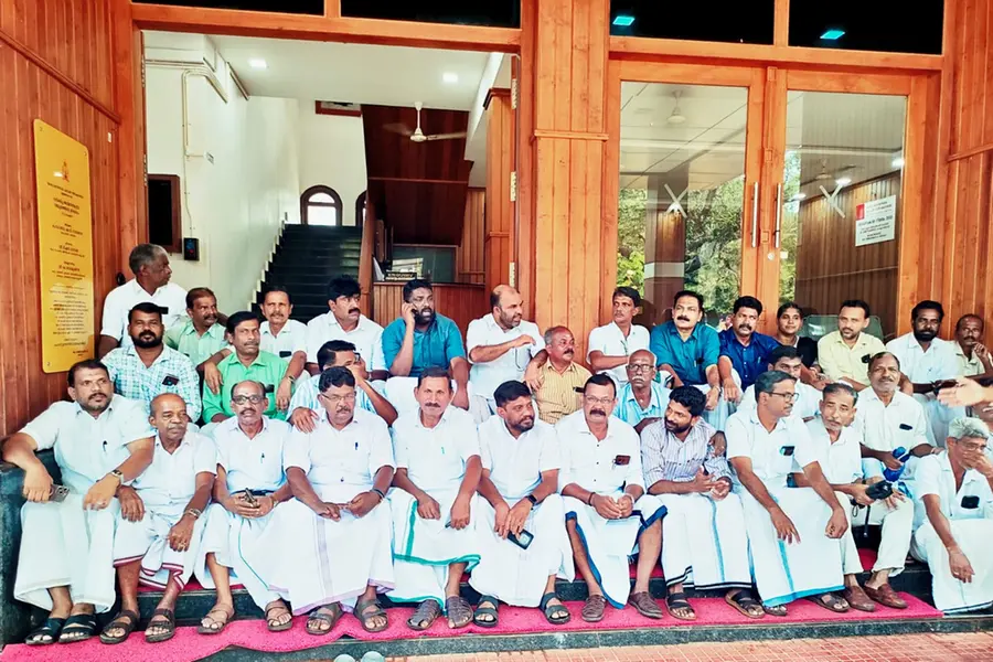കലാമണ്ഡലത്തിൽ സംഘർഷം; താൽക്കാലിക അധ്യാപക നിയമനത്തെച്ചൊല്ലി കോൺഗ്രസും വിദ്യാർത്ഥികളും നേർക്കുനേർ