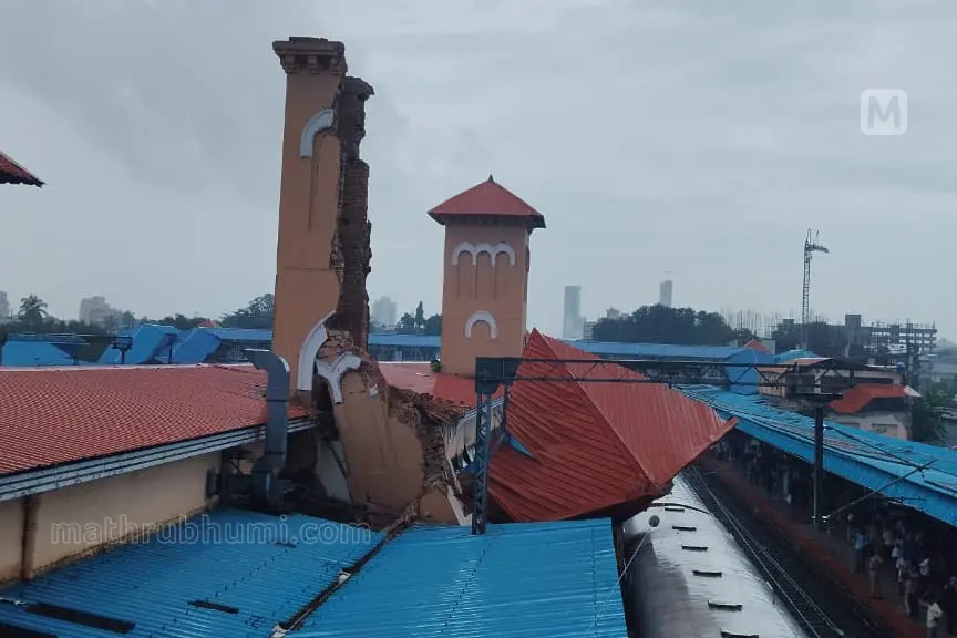 ക്ലോക്ക് ടവർ അപകടം: കോഴിക്കോട് വഴിയുള്ള തീവണ്ടിഗതാഗതം താറുമാറായി; ക്രമീകരണങ്ങൾ ഏർപ്പെടുത്തി റെയിൽവേ