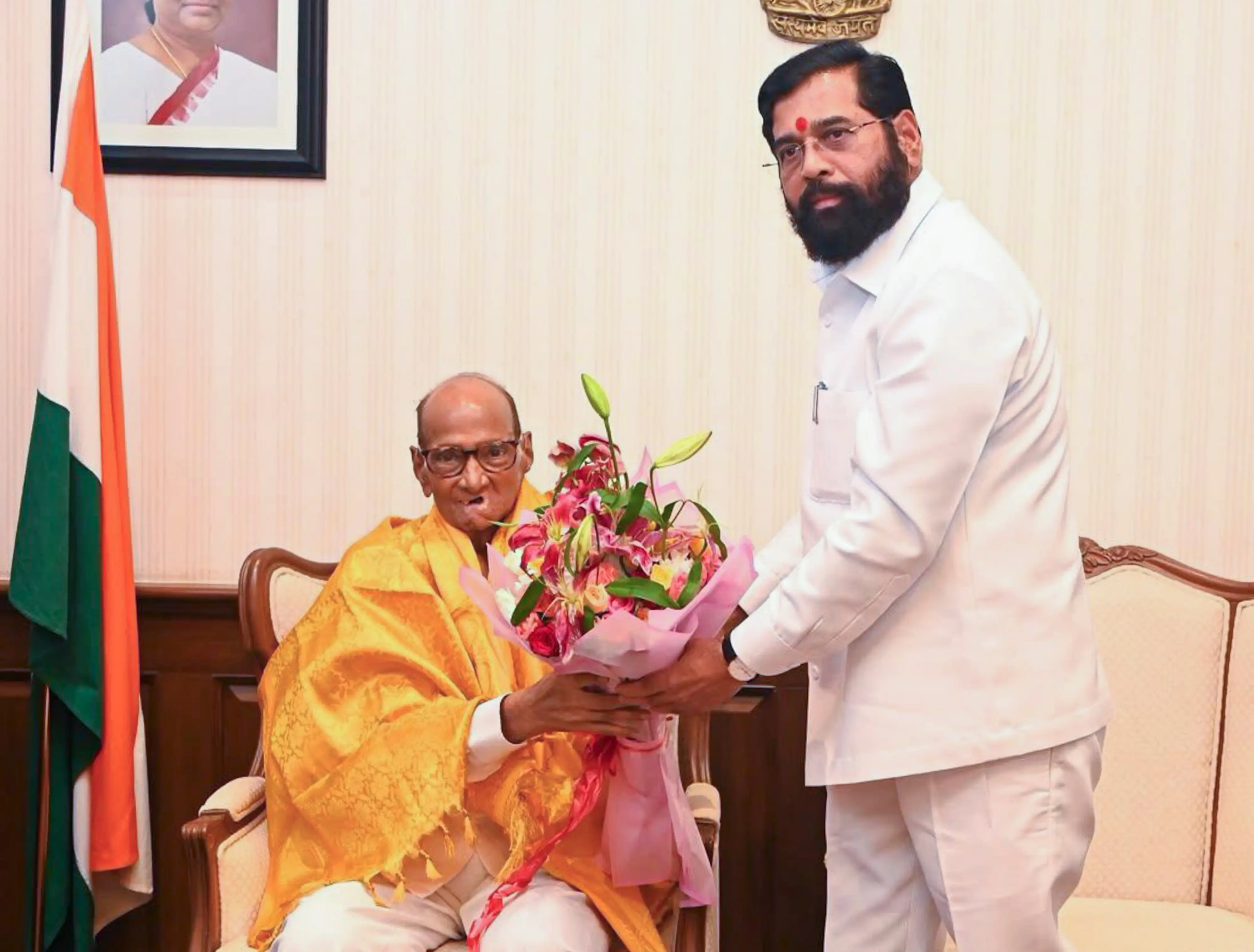 മഹാരാഷ്ട്ര ഉപമുഖ്യമന്ത്രി ഏക്‌നാഥ് ഷിന്ദേ എൻസിപി (എസ്പി) അധ്യക്ഷൻ ശരദ് പവാറിനെ ആദരിക്കുന്നു | @mieknathshinde/X via PTI Photo