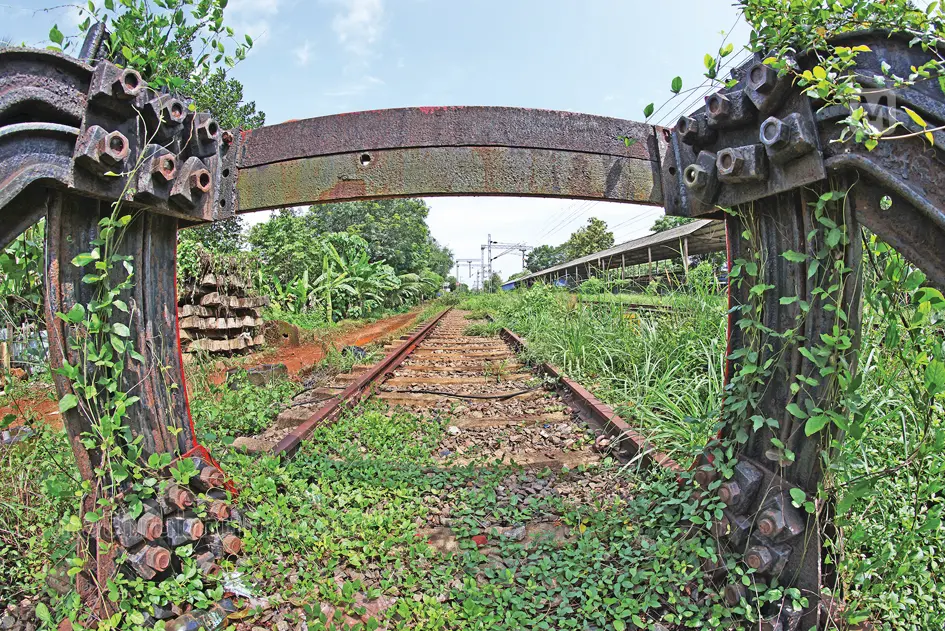 അങ്കമാലി നസ്രത്ത് മഠത്തിനുസമീപം ശബരി റെയിൽപ്പാതയ്ക്കായി വർഷങ്ങൾക്ക് മുൻപ് നിർമിച്ച ട്രാക്ക് (ഫയൽചിത്രം)| Photo: Mathrubhumi