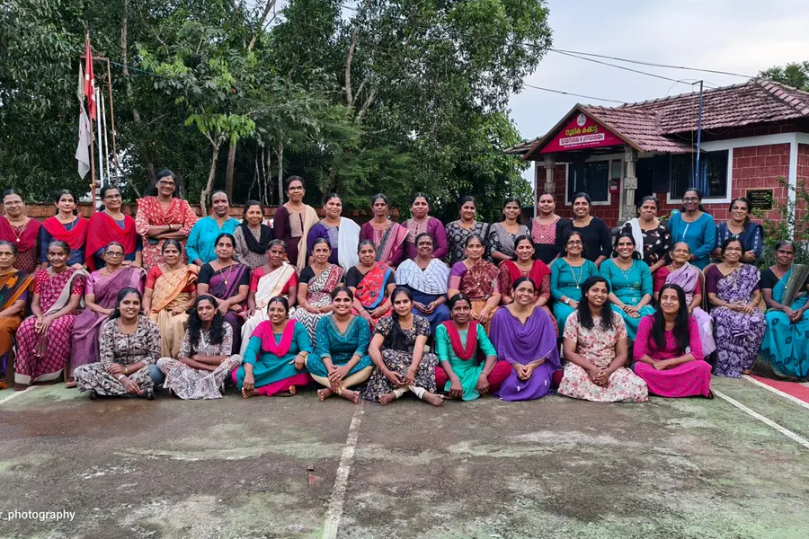 60 സ്ത്രീകൾ, ലക്ഷ്യം യാത്രകൾ: തരംഗമായി 'കക്കാട്ടെ പെണ്ണുങ്ങ'