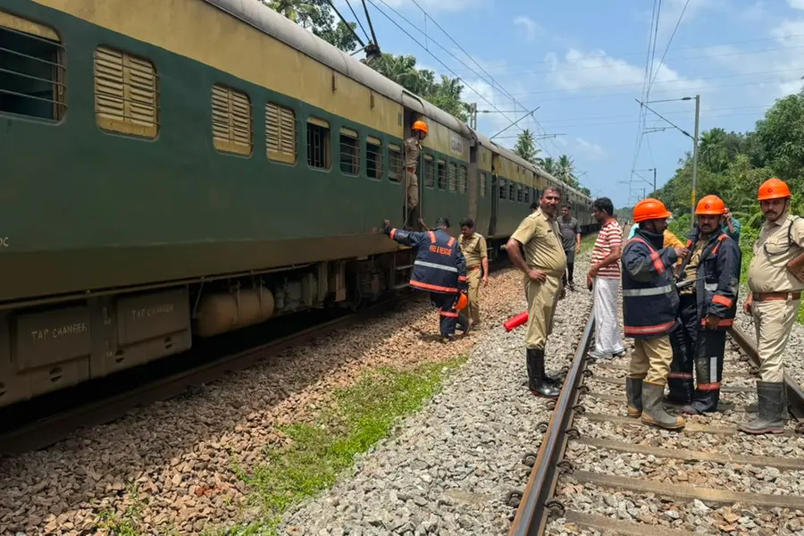 കായംകുളത്ത് മെമു ട്രെയിനിൽനിന്ന് പുക ഉയർന്നു; ഫയർഫോഴ്സ് എത്തി പരിശോധന നടത്തി