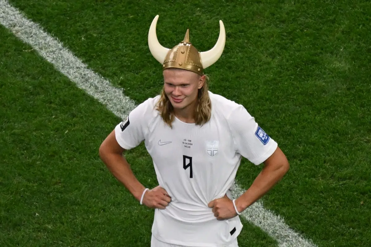 Norway's Erling Haaland (9) poses after the World Cup round of 32 soccer match between Ivory Coast and Norway in Arlington, Texas, near Dallas. | Photo: AP
