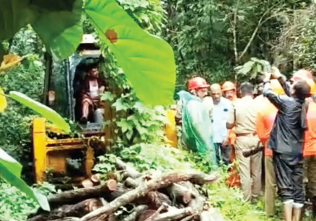 നഗരംപാറ സ്റ്റേഷൻ വളപ്പിൽ സൂക്ഷിച്ച ജെ.സി.ബി.ക്ക് മുകളിൽ കയറി പഴയരിക്കണ്ടം സ്വദേശിയായ ആദിവാസി യുവാവിന്റെ ആത്മഹത്യാഭീഷണി. യുവാവിനെ അനുനയിപ്പിക്കാൻ പോലീസ്-ഫയർഫോഴ്സ് അധികൃതരും നിൽക്കുന്നു