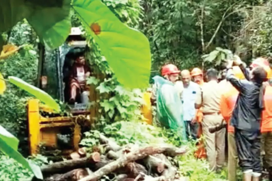 500 രൂപ പിഴയിട്ട കേസിന് 30 ലക്ഷത്തിന്റെ ജെസിബി പിടിച്ചിട്ടു; വിട്ടുകിട്ടാൻ യുവാവിന്റെ ആത്മഹത്യാഭീഷണി