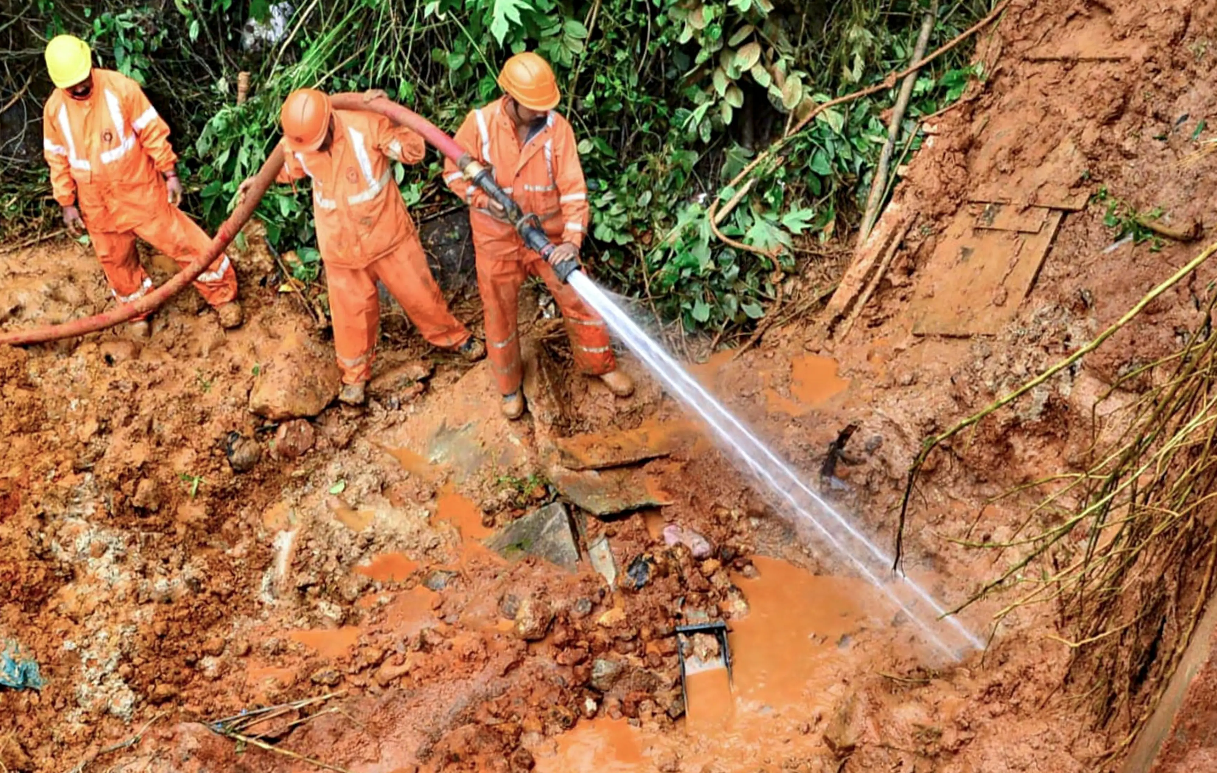 കള്ളാടി തുരങ്കനിർമാണ പദ്ധതി സ്ഥലത്തുണ്ടായ മണ്ണിടിച്ചിലിനെത്തുടർന്ന് സംഭവസ്ഥലത്ത് രക്ഷാപ്രവർത്തനം തുടരുന്നു. | Photo: PTI