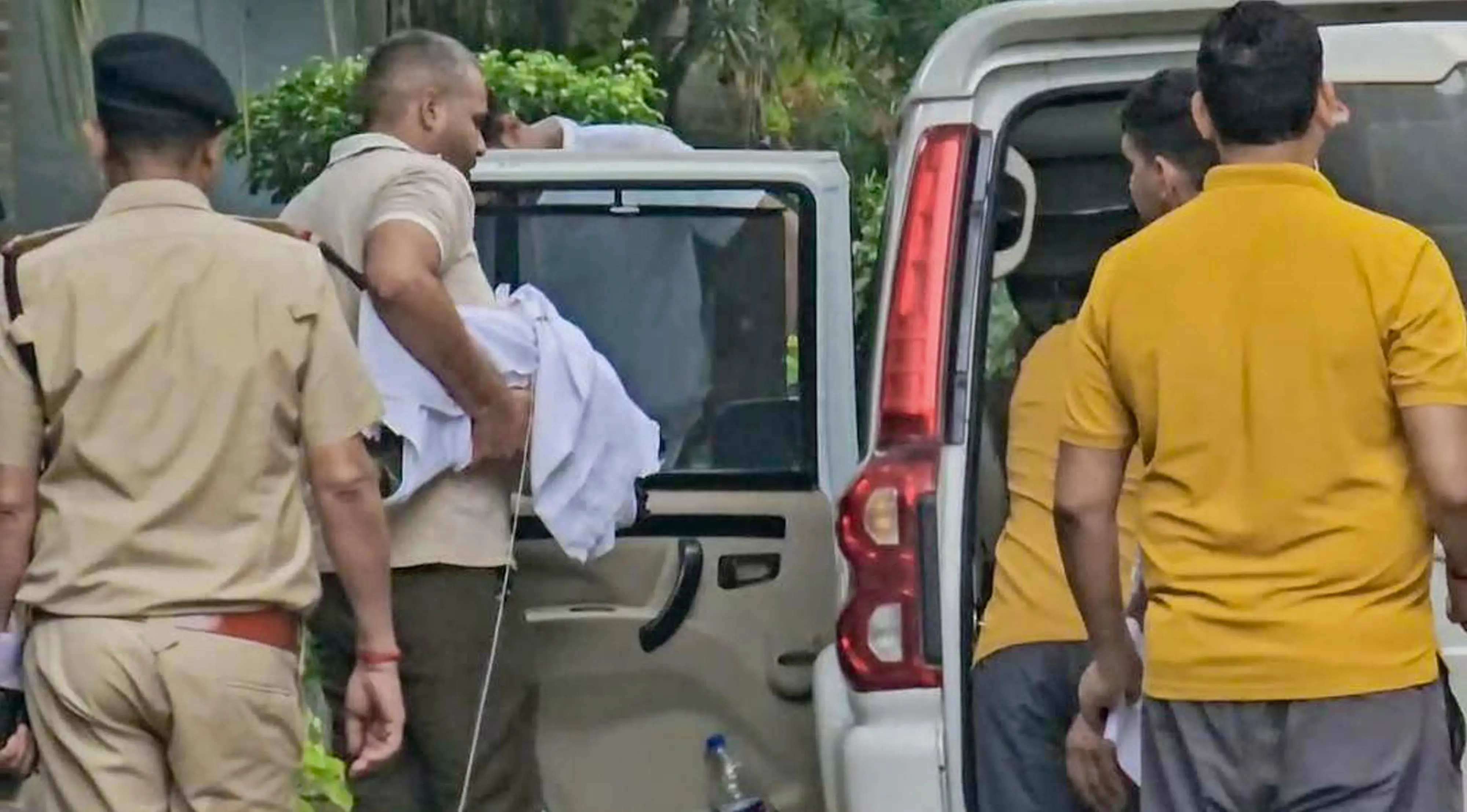സുശാന്ത് ലോക് ഫേസ്-2 മേഖലയിൽ ഗുരുഗ്രാം പോലീസ് ക്രൈംബ്രാഞ്ച് സംഘവും ക്രിമിനൽ സംഘവും തമ്മിലുണ്ടായ ഏറ്റുമുട്ടൽ നടന്ന സ്ഥലത്തുനിന്ന് കണ്ടെടുത്ത ആയുധങ്ങളുമായി പോലീസുദ്യോഗസ്ഥൻ പോകുന്നു | Photo: PTI
