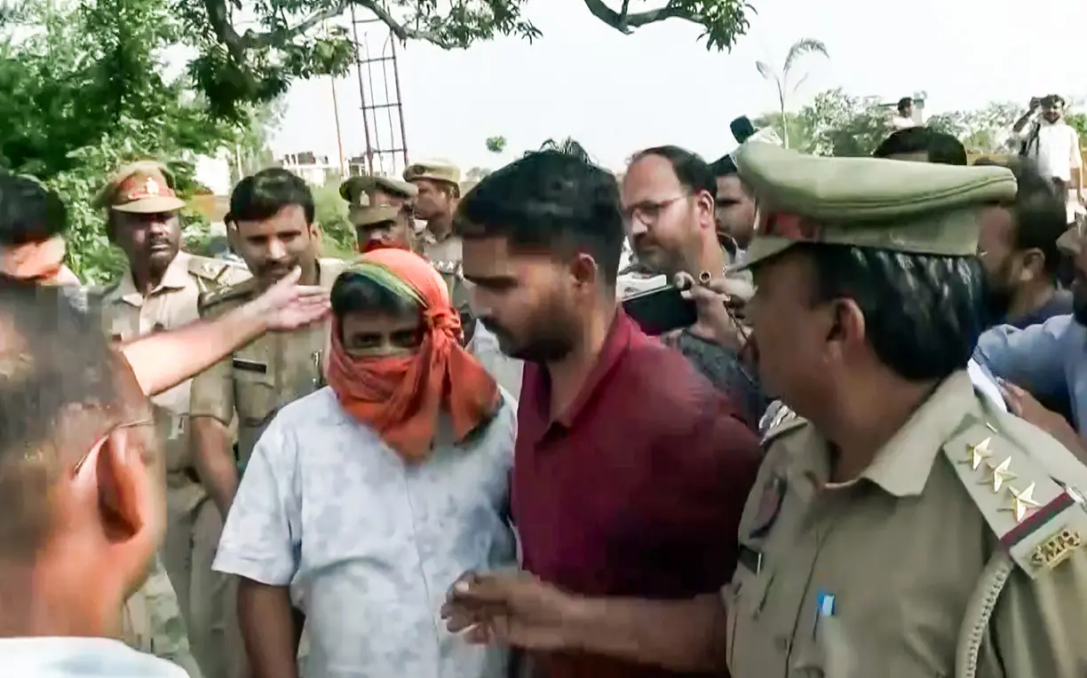 അയോധ്യ രാമക്ഷേത്ര സംഭാവന തട്ടിപ്പ് കേസിലെ പ്രതികളെ പോലീസ് കസ്റ്റഡിയിലെടുത്തപ്പോള് | ANI Vido Grab Image