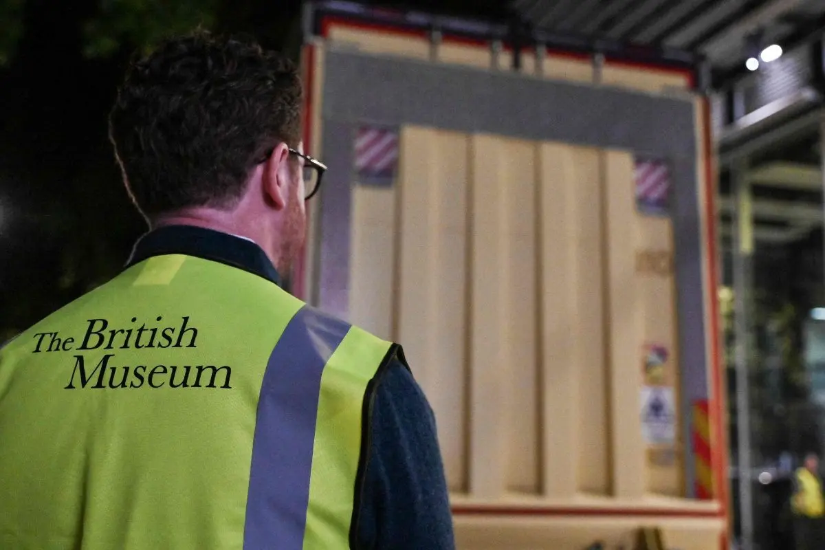 Nicholas Cullinan, director of the British Museum, waits for the truck (behind) carrying the Bayeux Tapestry to be unloaded at the museum in central London early on July 10, 2026, as the 11th-century artwork depicting the 1066 Norman conquest of England arrives ahead its first UK exhibition from September (Photo: AFP)