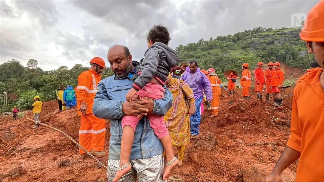 ദുരന്തമേഖലയില്‍ നിന്ന് ആളുകളെ രക്ഷിച്ച് പുറത്തുകൊണ്ടുവരുന്നു-ഫോട്ടോ ഷഹീര്‍ സി.എച്ച്