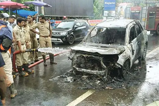 കുളനടയിൽ ഓടിക്കൊണ്ടിരുന്ന കാർ കത്തിനശിച്ചു