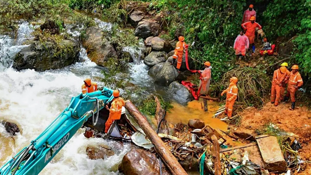 കള്ളാടിയിൽ മണ്ണിടിഞ്ഞിടത്ത് തെരച്ചിൽ നടത്തുന്നവർ | Photo: PTI