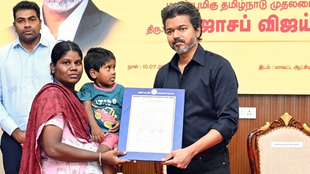 കരൂർ ദുരന്തത്തിൽ മരണമടഞ്ഞവരുടെ കുടുംബാംഗങ്ങൾക്ക് സർക്കാർ ജോലി നൽകിക്കൊണ്ടുള്ള ഉത്തരവ് തമിഴ്‌നാട് മുഖ്യമന്ത്രി ജോസഫ് വിജയ് കൈമാറുന്നു