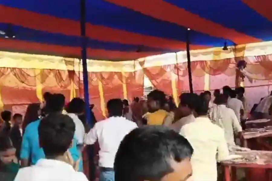 ഉണ്ടാകുമെന്ന് അറിയിച്ചത് മട്ടൺ, വിളമ്പിയത് ചിക്കൻ; വിവാഹത്തിനിടെ കൂട്ടത്തല്ല്, 12 പേർക്ക് പരിക്ക്